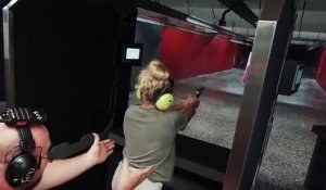 Une femme teste un gros calibre dans un stand de tirs ! Recul impressionnant