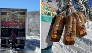 Bloqué par la neige sur une autoroute, un chauffeur distribue sa cargaison de pains aux automobilistes