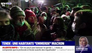 "Protégez-vous" répond Emmanuel Macron à une habitante qui a inscrit "Je t'emmerde" sur ses deux mains