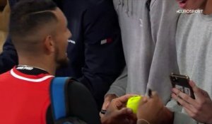 La victoire et une bière bien méritée : Nick Kyrgios célèbre sa qualification avec les fans