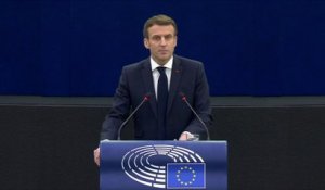 Emmanuel Macron veut inscrire le droit à l’avortement dans la Charte des droits fondamentaux