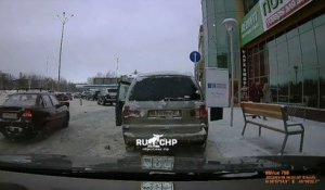 Voilà comment les russes sortent de voiture... quand ils ont un peu trop bu