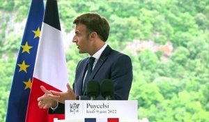 Emmanuel Macron : "Nous doublerons la présence de forces de l'ordre sur la voie publique d'ici la fin de la décennie.