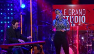 La Zarra interprète "Tu t'en iras" dans "Le Grand Studio RTL"