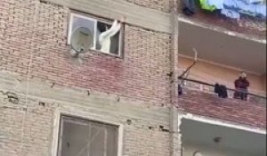 2 égyptiens sauvent un enfant coincé sur la fenêtre d'un bâtiment... héros du jour