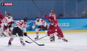 JO 2022 : des hockeyeuses disputent un match avec des masques