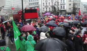 Manifestation des enseignants sous les fenêtres de la ministre Caroline Désir