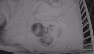 Un petit garçon de 4 ans se lève pendant la nuit pour veiller sa petite sœur de 7 mois qui dort