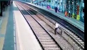 Il traverse la voie ferrée et échappe de justesse au train qui passe