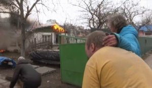 Guerre en Ukraine: la fureur d'un habitant d'Irpin, face à sa maison touchée par des obus russes