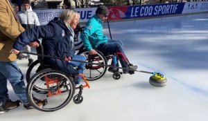 À Chamonix, initiation au curling assis pendant les Jeux paralympiques