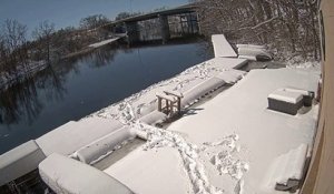 Un camion tombe dans la rivière
