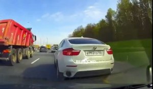 Pendant un road rage il pointe son arme sur un automobiliste