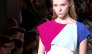 Exclu vidéo: Fashion Week Paris printemps-été 2014 : dans les backstages du défilé Roland Mouret !