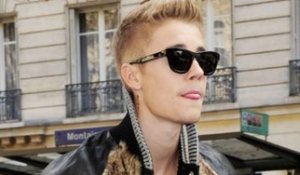 Vidéo : Justin Bieber attire la foule avenue Montaigne