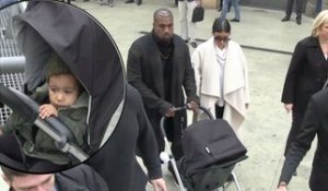 Exclu vidéo : Kim Kardashian : premières images de son arrivée à Paris avec son mari Kanye et leur petite Nori !