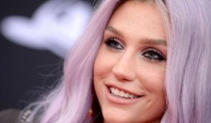 Exclu vidéo : Kesha : cheveux violets, dent argentée... Ultra lookée pour découvrir le dernier Disney !