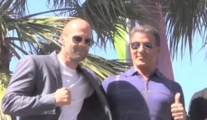 Exclu vidéo : Sylvester Stallone, Jason Statham et Arnold Schwarzenegger arrivent en char à Cannes !