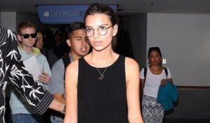 Exclu Vidéo : Emily Ratajkowski : pas le temps de poser quand elle débarque à LAX !