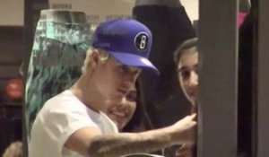 Vidéo : Justin Bieber pose avec des fans au Niketown de Los Angeles