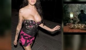 Quand Amy Winehouse crache sur un photographe !