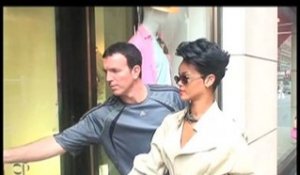 VIDEO PUBLIC : A New York, Rihanna banque pour son shopping !