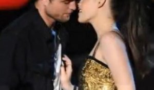 Robert Pattinson a remporté le meilleur baiser avec Kristen Stewart aux MTV Movie Awards 2010 !