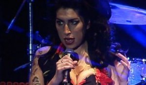 Amy Winehouse : La chanteuse a peur de son micro et se fait huer !