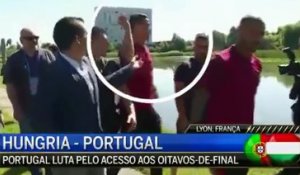 Ronaldo en colère jette le micro d'un journaliste
