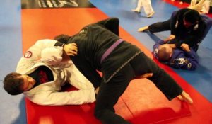 Alex Vamos, ceinture noire de jiu jitsu, piège les débutants de la salle de MMA d'Alan Belcher