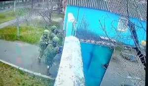 Un couple ukrainien met à la porte des soldats russes qui ont fait irruption dans leur jardin