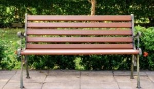 À 101 ans, elle continue de faire ses courses à pied, son village lui installe un banc pour qu'elle puisse se reposer