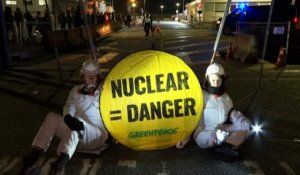 Des militants de Greenpeace bloquent le chantier de Flamanville pour dénoncer le programme des candidats pro-nucléaires