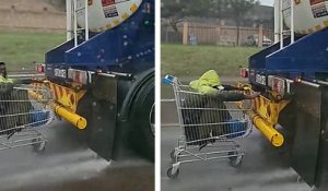 Il roule en caddie accroché derrière un camion sur l'autoroute