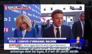 Emmanuel Macron - le Président main dans la main avec Brigitte Macron pour son arrivée au débat de l