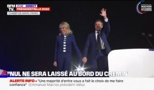 Brigitte Macron a rejoint Emmanuel Macron sur scène au Champ-de-Mars