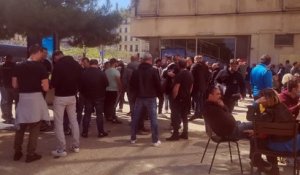 Marseille. Manifestation des ouvriers porturaires devant le port de la Joliette