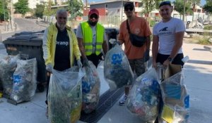 À Marseille, près de 200 jeunes se sont réunis pour ramasser les déchets dans la rue
