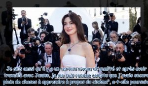 Cannes 2022 - Anne Hathaway majestueuse dans une magnifique robe blanche pour la montée des marches