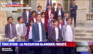 Passation de pouvoir au Ministère de l'Éducation nationale: des choristes reprennent un tube d'Abba pour le départ de Jean-Michel Blanquer