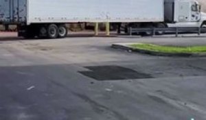 Un chauffeur de camion en a marre de manœuvrer