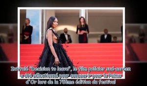 Robe noire et décolleté plongeant - à Cannes, Naomi Campbell enflamme le tapis rouge