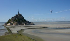 Au Mont-Saint-Michel, le funambule Nathan Paulin marche 2200 m sur un fil perché à 100 m de hauteur