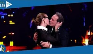 Cannes 2022 : Vincent Lindon et Carole Bouquet surprennent avec un baiser pendant la cérémonie de cl