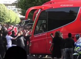 Liesse à Saint-Denis : les arrivées des bus du Real et de Liverpool applaudies