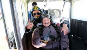 A 103 ans, cette Suédoise bat un record du monde de saut en parachute