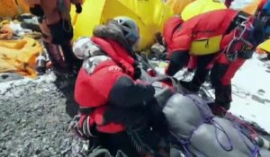 Un guide népalais raconte le sauvetage d'un alpiniste malaisien sur l'Everest