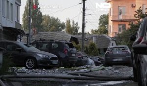 Les habitants de Kyiv constatent les dégâts après des attaques de drones russes