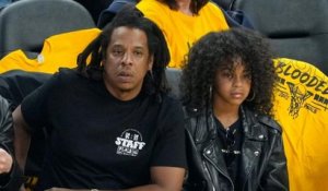 Vidéo : Jay-Z embarrasse sa fille Blue Ivy lors d’un match de basket