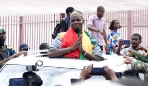 Des milliers de supporters accueillent Paul Pogba à son arrivée en Guinée